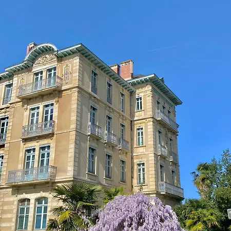 Agreable Petit Avec Piscine Et Jardinet * Сали-де-Беарн