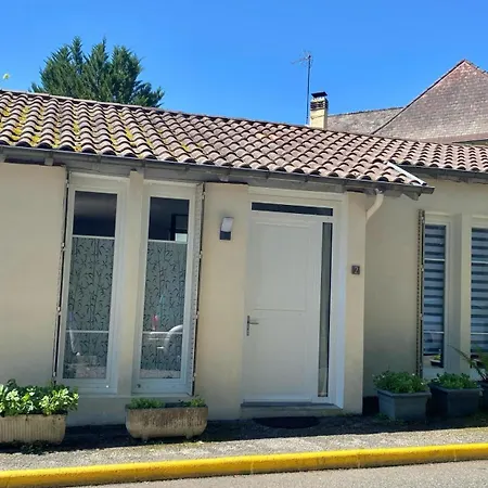 Agreable Petit Avec Piscine Et Jardinet * Сали-де-Беарн