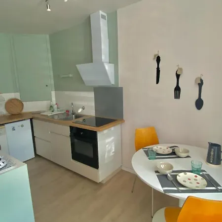 Holiday home Agreable Petit Avec Piscine Et Jardinet Salies-de-Bearn
